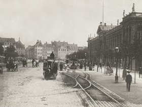 Industriforeningen  Vesterbrogade mod husene på Halmtorvet (senere Rådhuspladsen) og Frederiksberggade ca. 1880.jpg